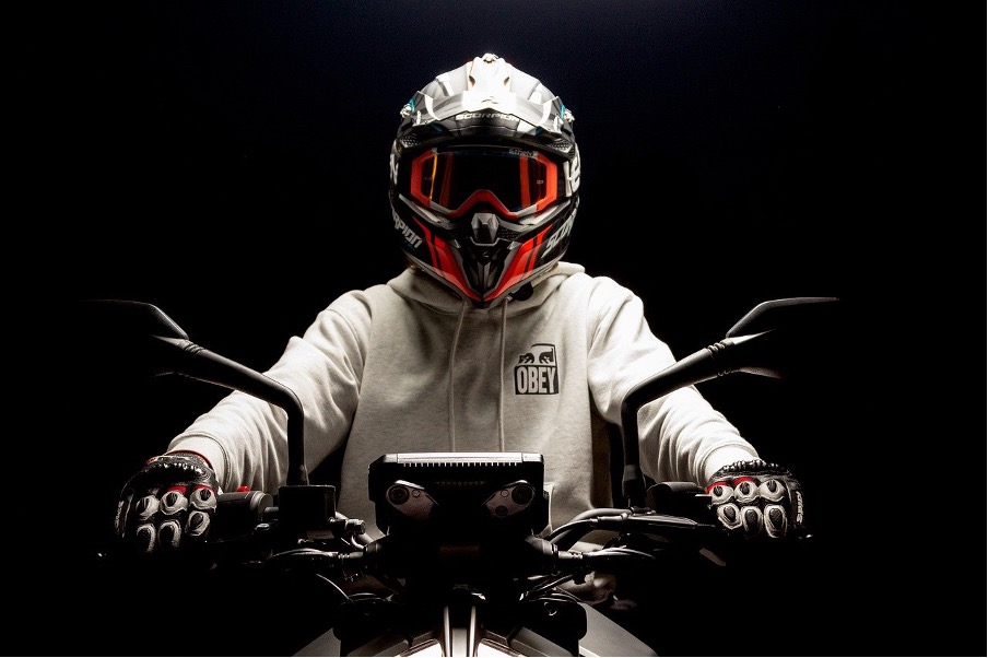 Accessoires moto : les 10 indispensables du motard